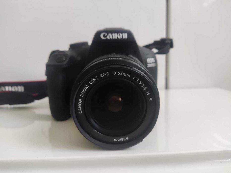 Aparat fotograficzny Canon EOS 2000d wraz z obiektywem