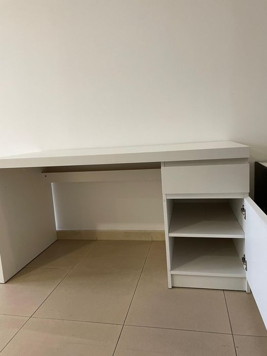 Secretárias em bom estado com algumas marcas de uso.