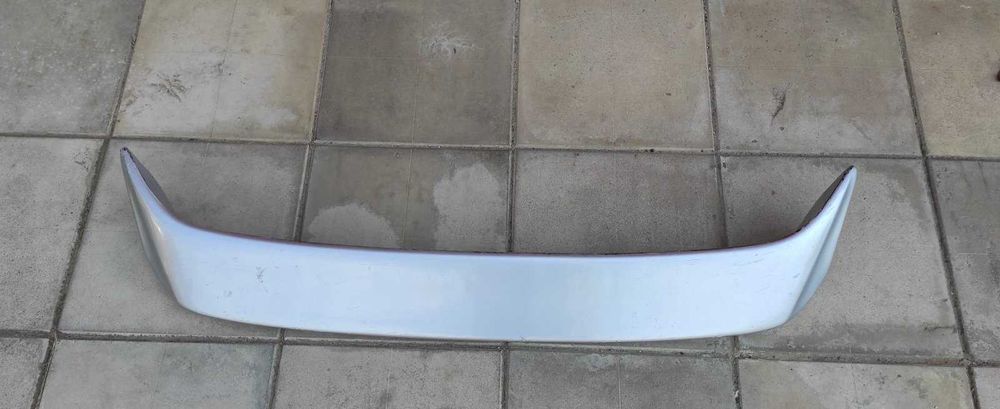 спойлер на авто сірий