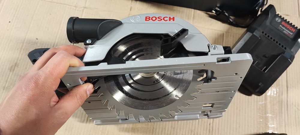 Serra circular Bosch gks 18v-57g ( 2* baterias 4ah)