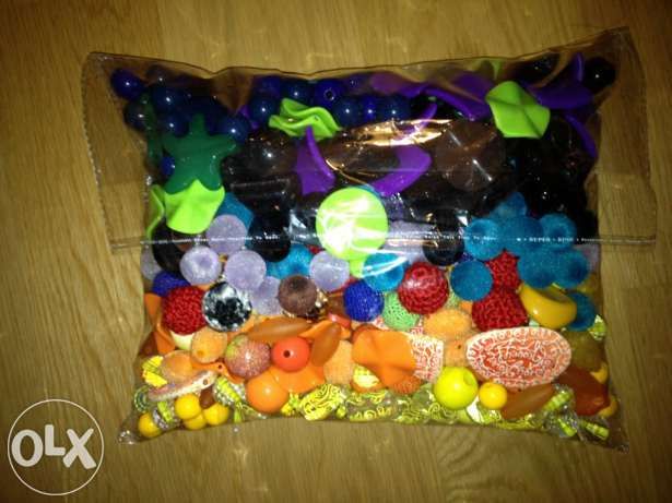 Bijuteria-peças várias cores ensacados