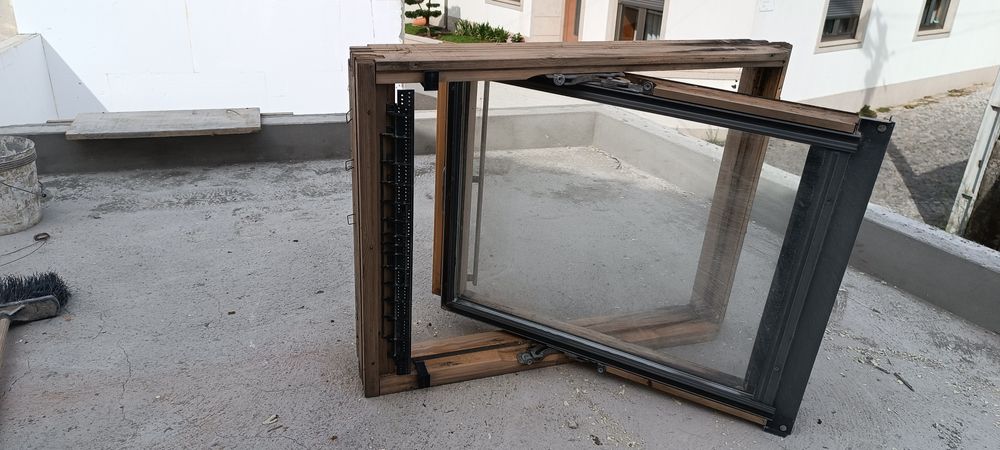 Duas Clarabóias velux/ com rufos.