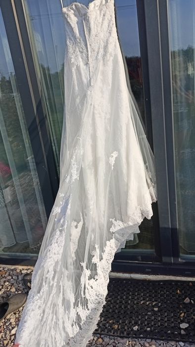 Suknia Madonna koronka perełki długi tren