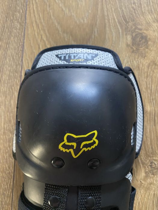 Nakolanniki FOX titan sport
