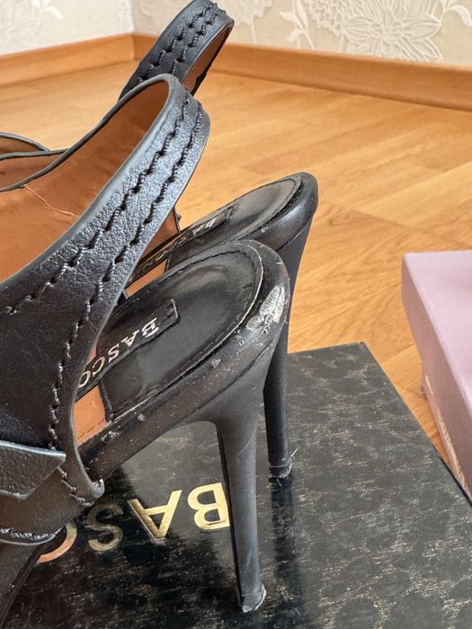 Елегантні босоніжки на підборах з натуральної шкіри