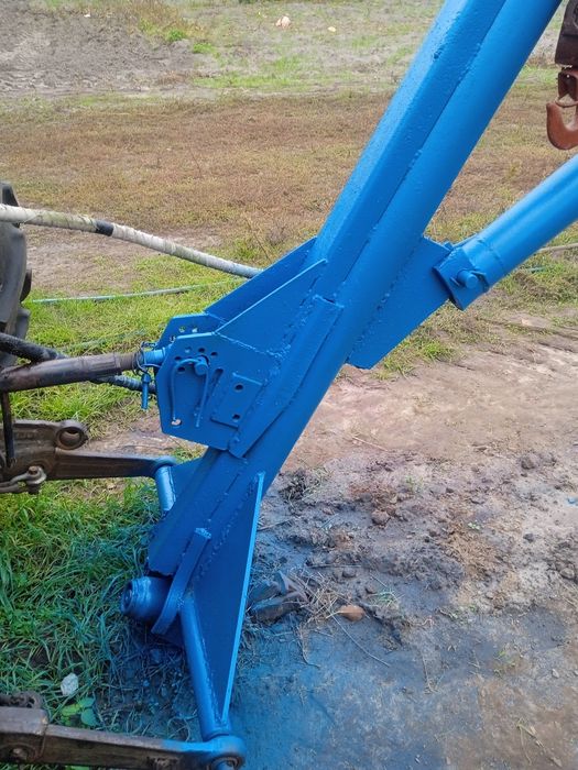 Навантажувач на задню навіску.