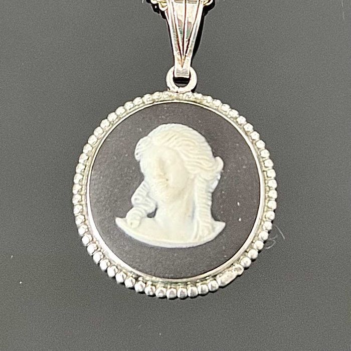 Srebrny naszyjnik z kameą Wedgwood, srebro próby 925