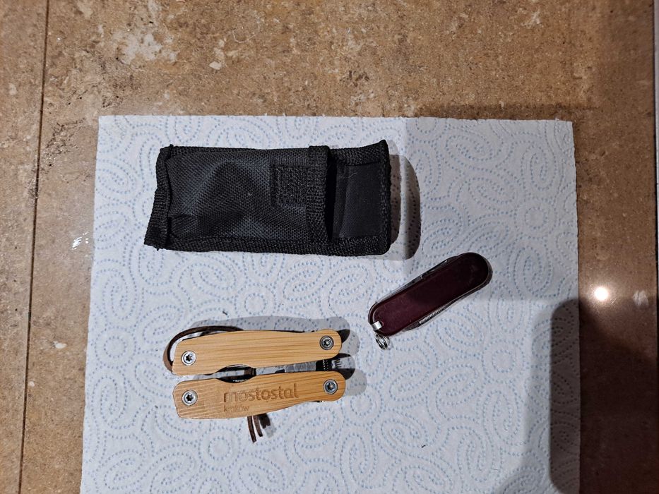 Zestaw dwóch scyzoryków, urządzeń wielofunkcyjnych, multitooli.