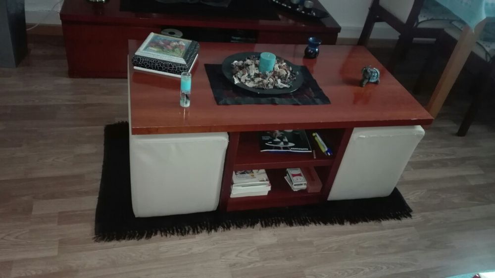 Mesa de centro com dois puffs