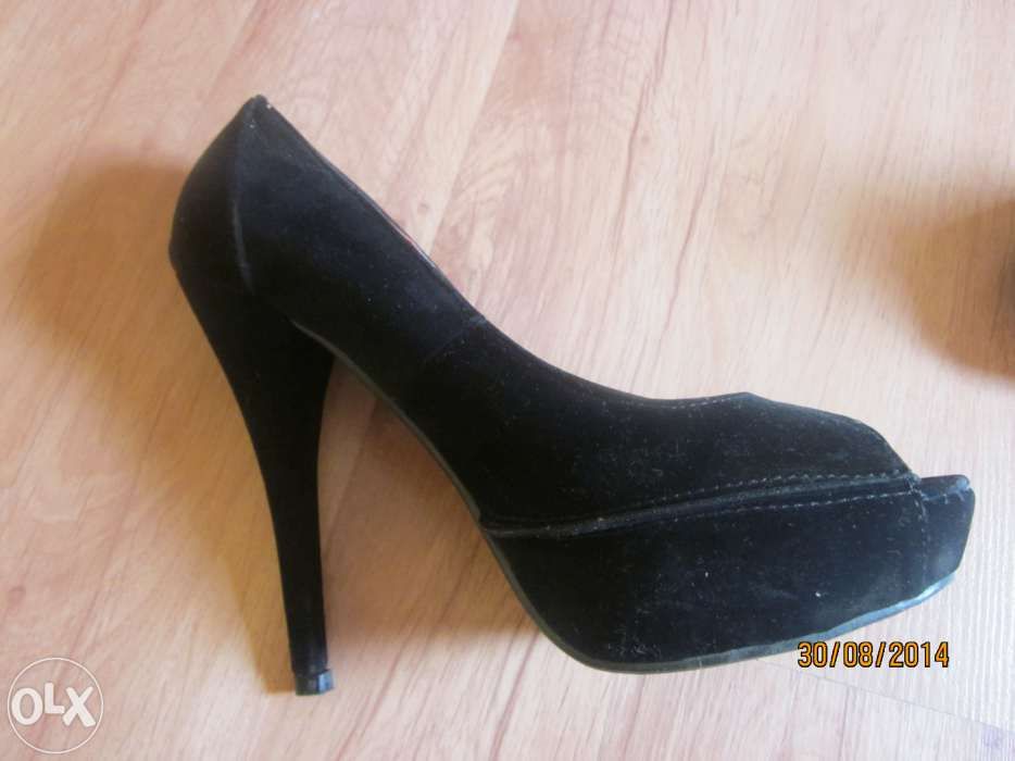 Buty 37 czarne na obcasie