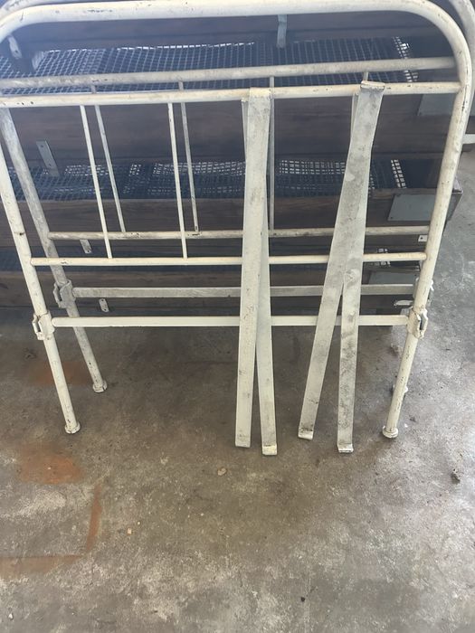 Cama antiga em ferro