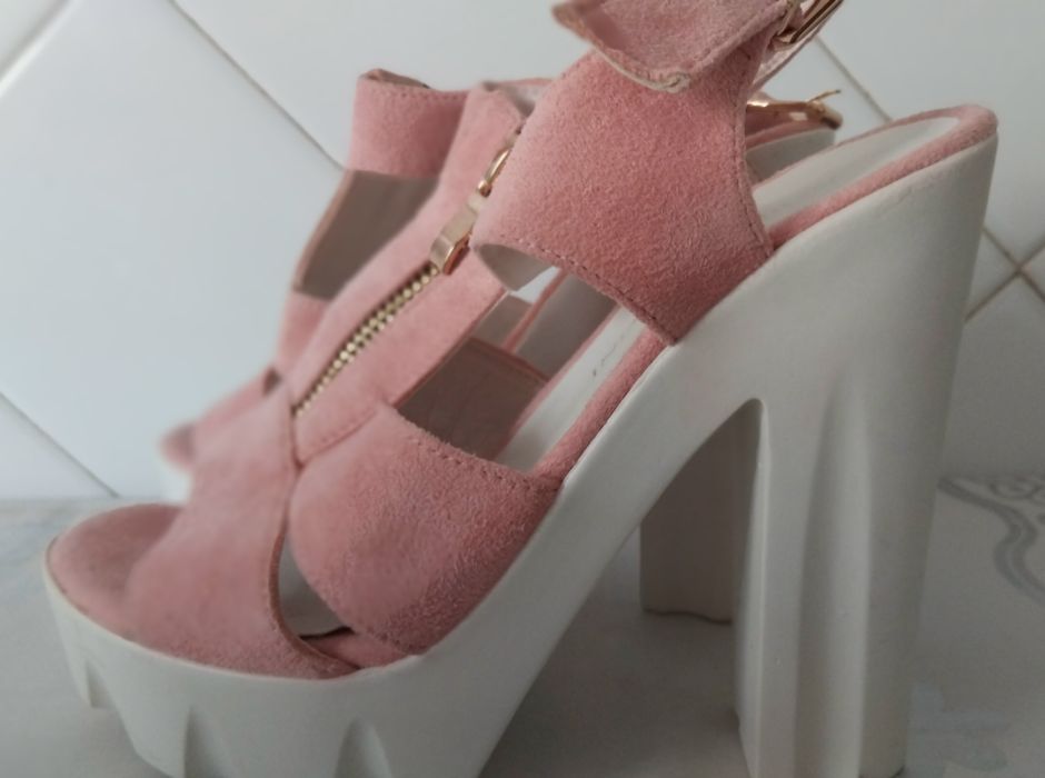 Женские босоножки