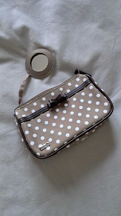 Urocza kosmetyczka z lusterkiem