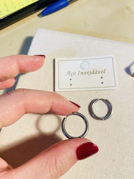 Argolas prateadas em aço inoxidável