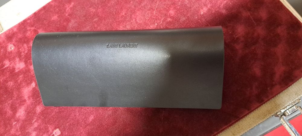 Estojo para óculos Saint laurent.