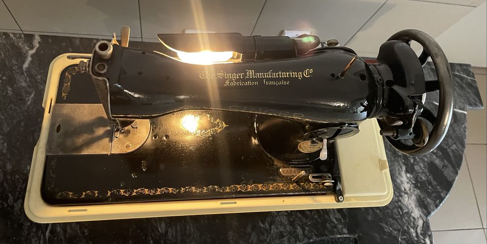 Singer restaurada com motir elétrico