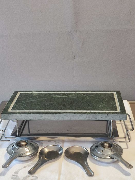 Grelhador Naco na Pedra em Mármore com Suporte Inox – Impecável
