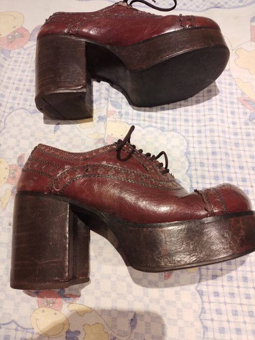 Par da sapatos com 50 anos fora da comum