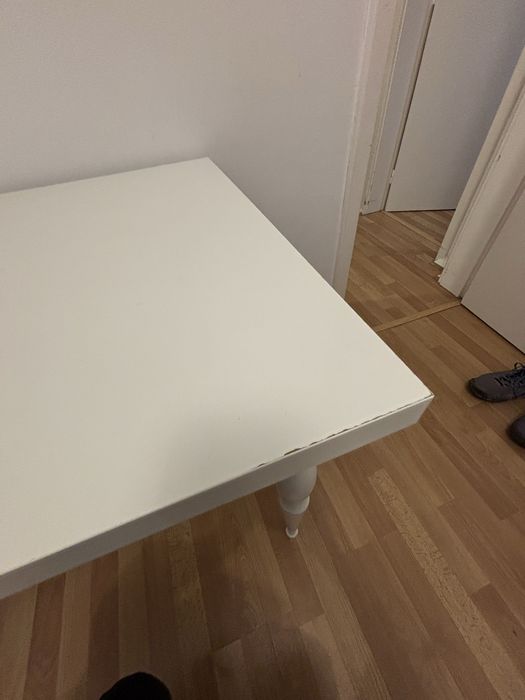 Vendo secretaria branca com pequenas marcas  de uso por 20€