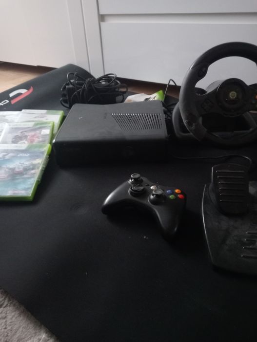 Xbox 360  jednym padem z kierownicą słuchawkami + 7 gier