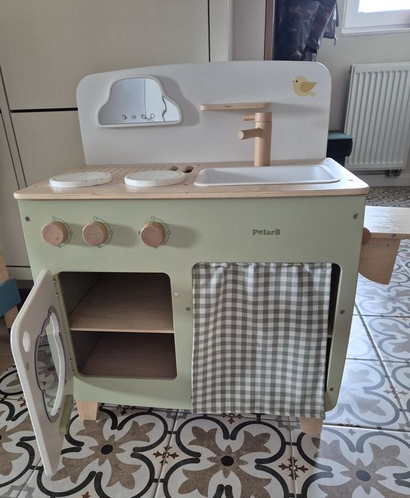 Drewniana kuchnia wraz z akcesoriami