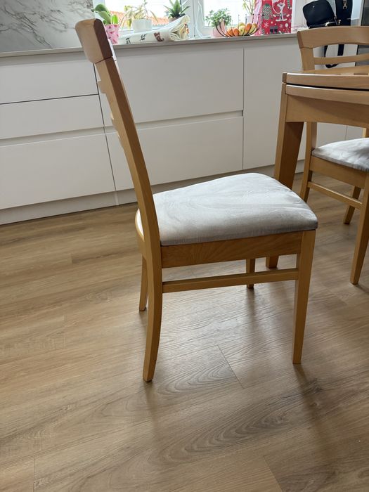 Mesa de jantar extensível com seis cadeiras