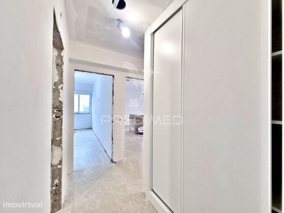 Apartamento T2 Totalmente Remodelado no Carregado