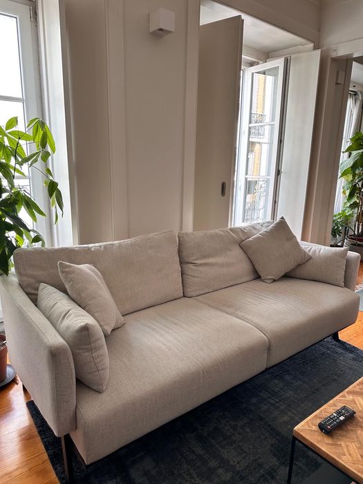 Dois sofás em bom estado.