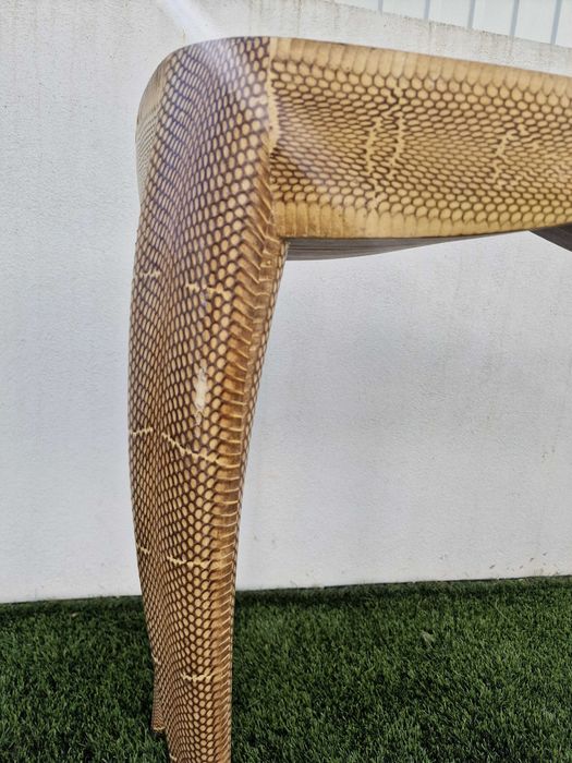 Conjunto de mesa e cadeira de madeira e pele da marca R&Y8 Augousti