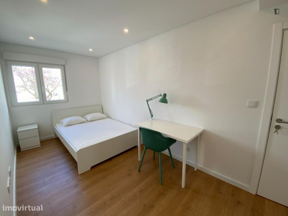 Quarto - localizado em Oeiras Lisbon