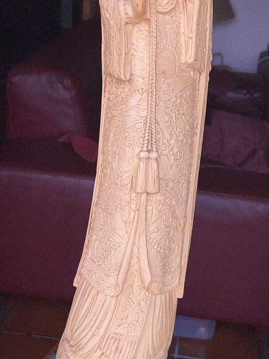 Estatua marfinite associada a figuras como Guanyin -COM SELO