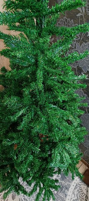 Ялинка нова 2.10м на підставці