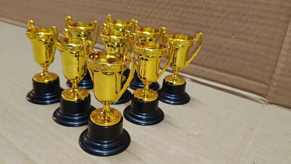 9 Sztuk Trofeum Puchary Plastikowe