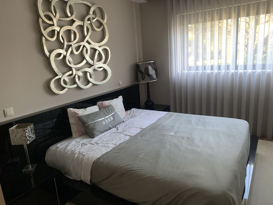 Quarto casal com quadro e candeeiros