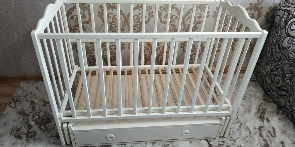 Дитяче ліжечко з шухлядою і матрациком.б/у
