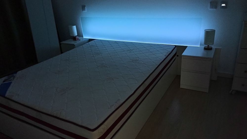 Cama de casal com cabeceira elétrica