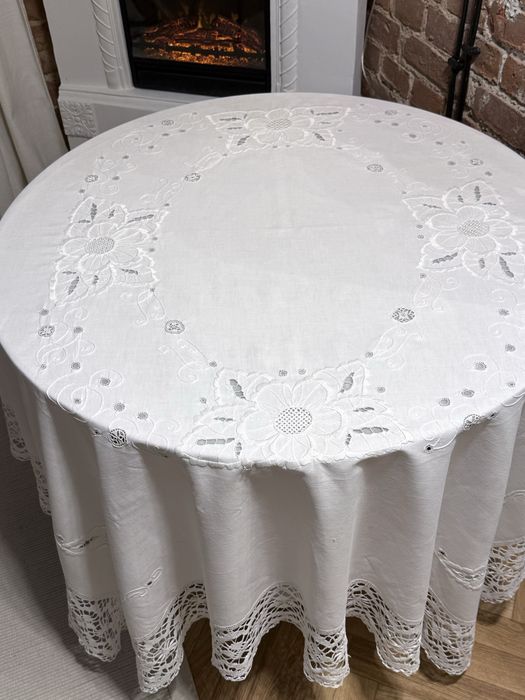 Unikatowy obrus z ręcznym haftem w różnych technikach – 177x158 cm