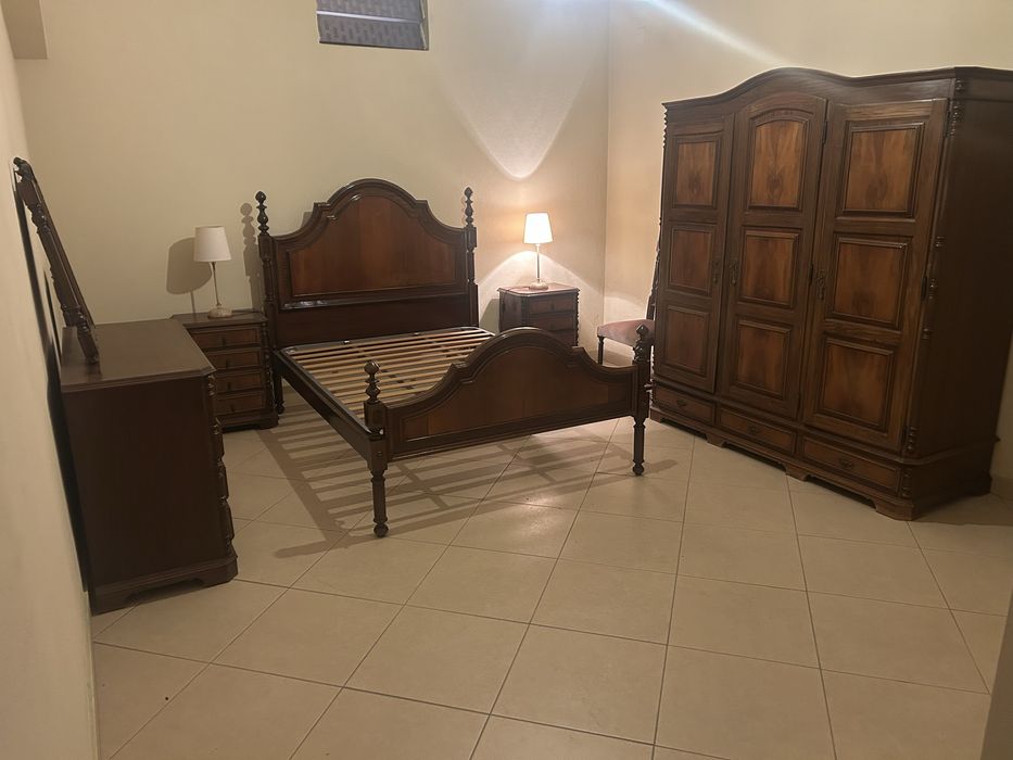 Cama, colchāo, mesa cabeçeira, roupeiro, cómoda e cadeiras