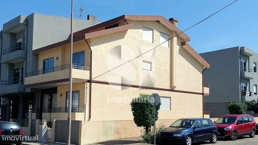 Moradia bifamiliar Mobilada com frações independentes nas Caxinas