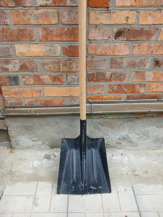 Садовый инвентарь (лопаты, грабли, ледорубы)