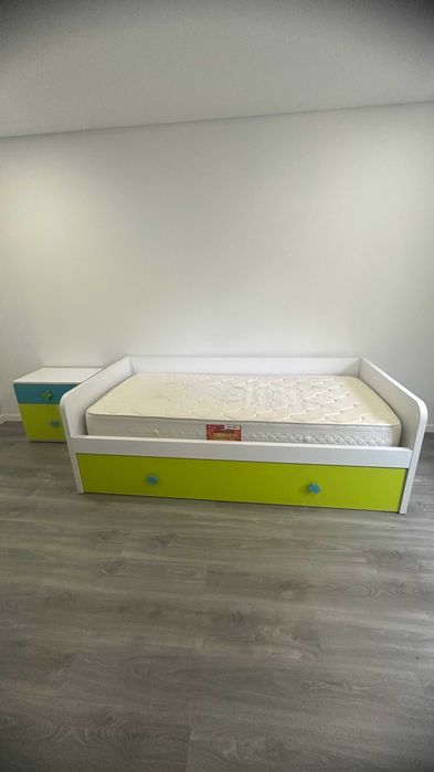 Mobília de Quarto Juvenil Completa (Cama Dupla + Cómoda + Mesa Cabeceira)
