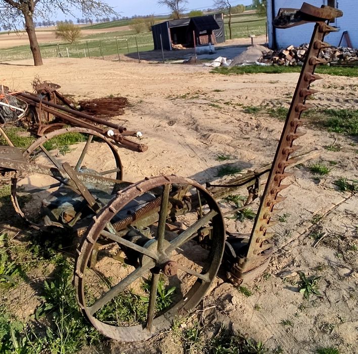 Stara zabytkowa kosiarka konna z 1963 Mesko