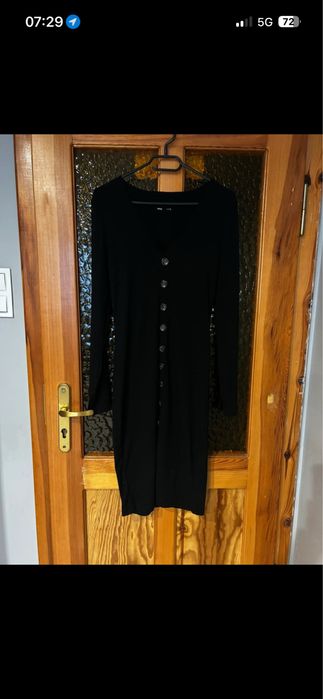 Czarna obcisła sukienka