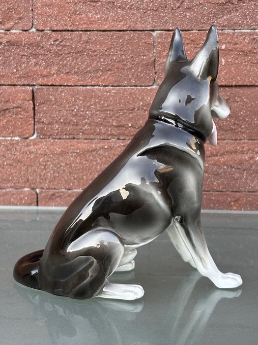 Figurka Psa(wysokiej klasy porcelana)wys 18 cm