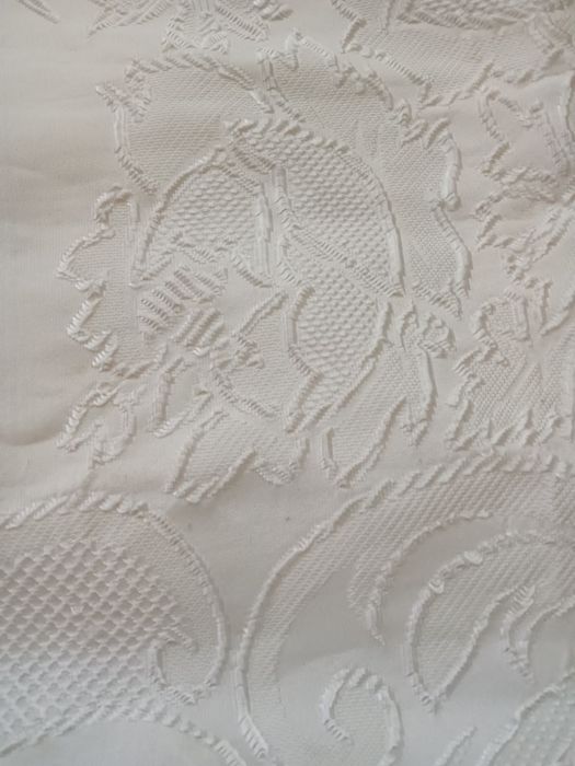 Colcha bordada branca