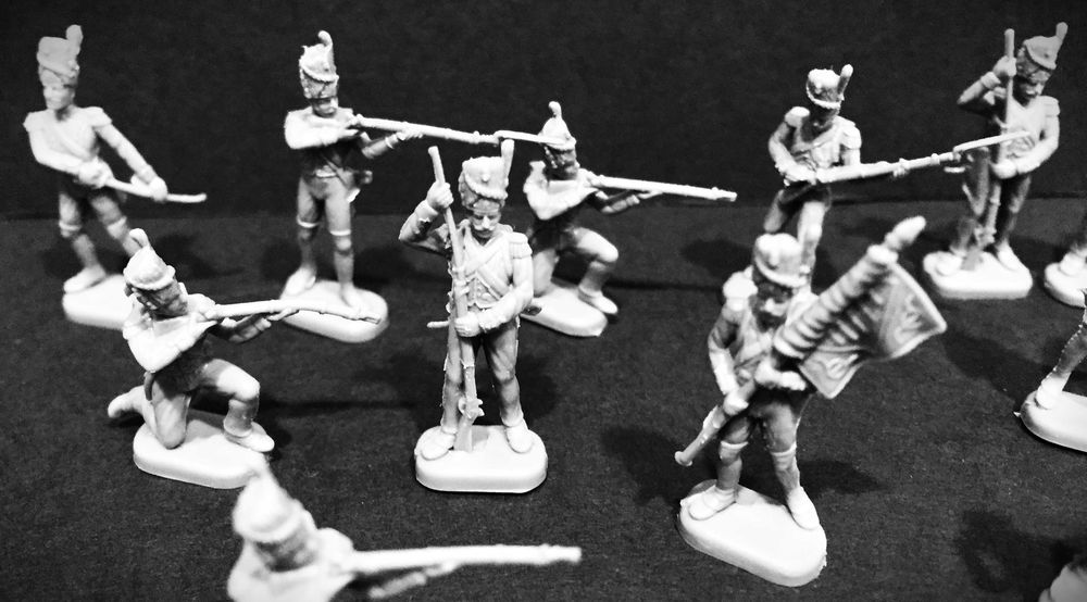 15 Soldados antigos em plástico