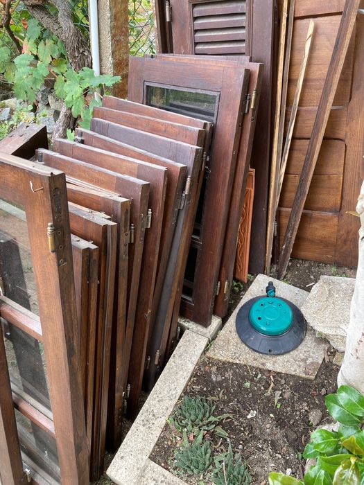 Janelas com Portadas + Porta em Madeira (Casa Rústica)