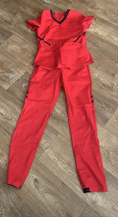 Медичний , червоний  костюм