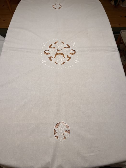 Obrus haftowany ręcznie