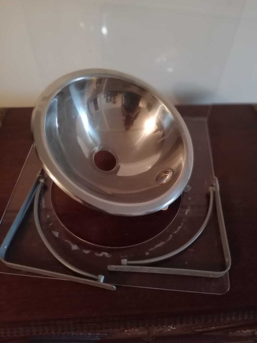 Lavatório em acrílico e inox